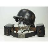 4.1.) Uniformen / Kopfbedeckungen Wehrmacht: Nachlass eines Sanitäters.1.) Stahlhelm mit