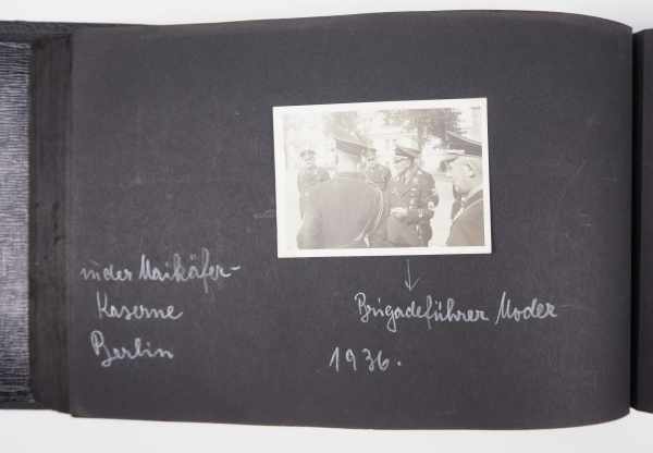 3.2.) Fotos / Postkarten Fotoalbum SS-Sturm 6/42 (42. SS-Standarte).Schwarzer Einband, 106 Fotos, - Image 2 of 8