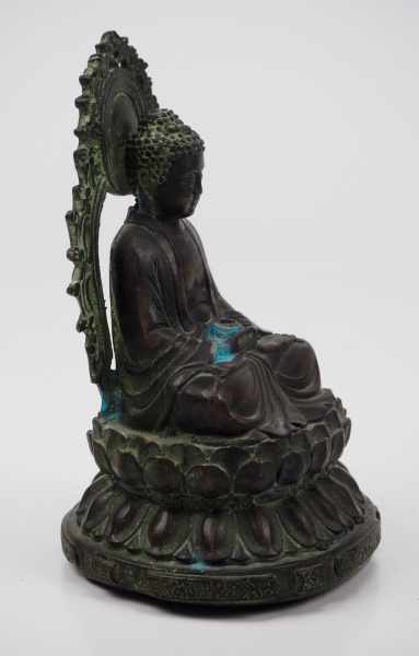 7.1.) Historica Bronze Buddha.Sitzender Buddha auf Lotusblüte. Bronze grünlich patiniert, hohl - Image 2 of 4