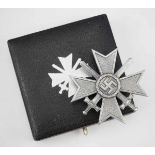 1.2.) Deutsches Reich (1933-45) Kriegsverdienstkreuz, 1. Klasse mit Schwertern, im Etui - Hersteller