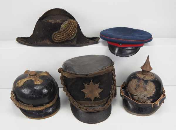 4.1.) Uniformen / Kopfbedeckungen Preussen: Fünf Kopfbedeckungen.Tschako, Pickelhauben, Mützen -