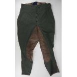 4.1.) Uniformen / Kopfbedeckungen Wehrmacht: Stiefelhose mit Lederbesatz.Feldgraues Tuch, mit