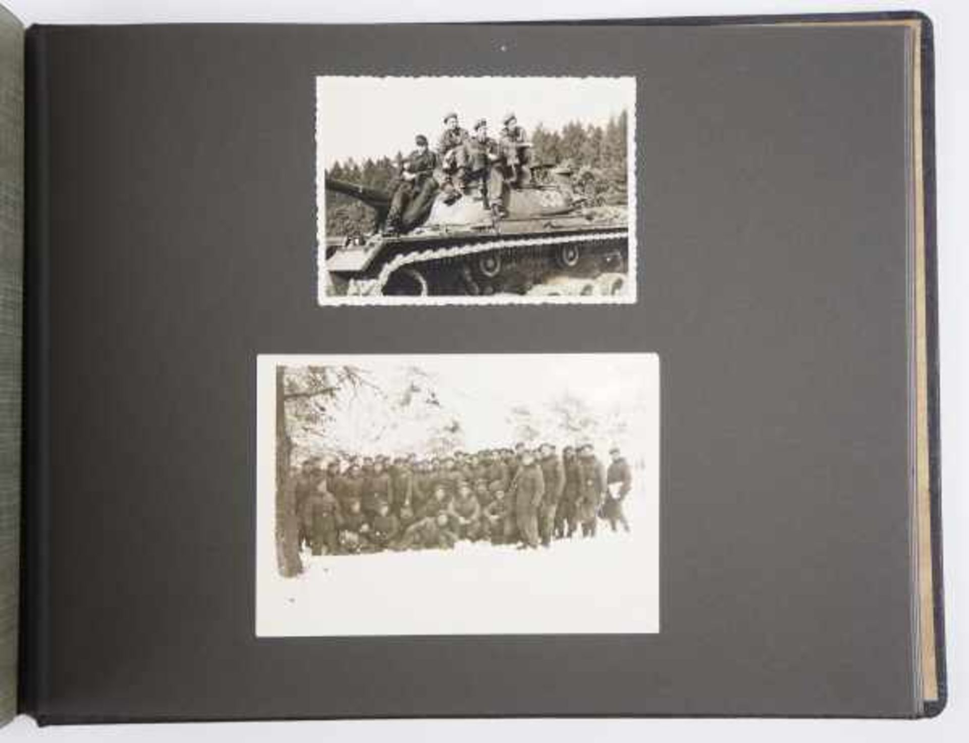 3.2.) Fotos / Postkarten Fotoalbum eines Panzersoldaten und Kurland-Veteranen.Verzierter Einband mit - Bild 7 aus 7