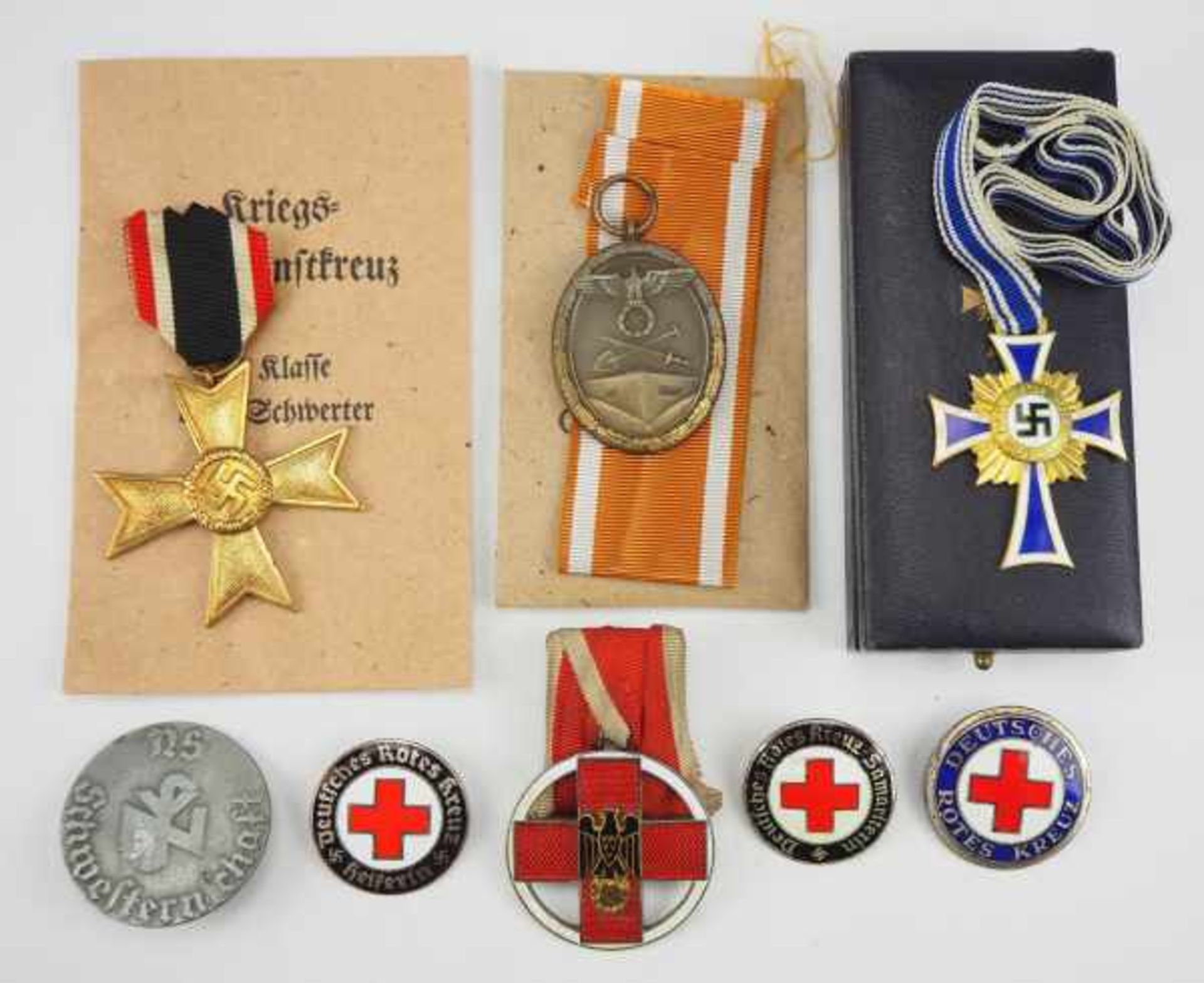 1.2.) Deutsches Reich (1933-45) Nachlass einer Rot-Kreuz-Schwester.1.) Kriegsverdienstkreuz, 2.