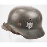 4.1.) Uniformen / Kopfbedeckungen Wehrmacht: Stahlhelm M35 mit Doppelemblem.Dunkelgrüner