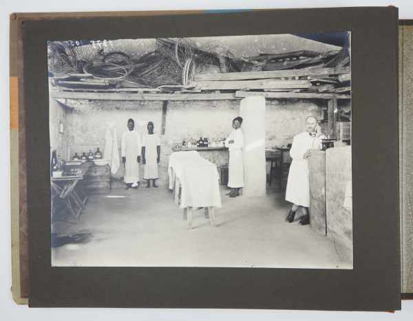 3.2.) Fotos / Postkarten Fotoalbum Deutsch-Ostafrika.Mehrfarbiger Leineneinband, 17 Fotos, - Image 2 of 6