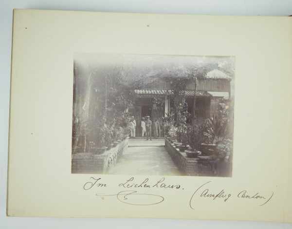 3.2.) Fotos / Postkarten Fotoalbum China-Japan 1904-1906.Japanischer Lackeinband, mit - Image 6 of 7