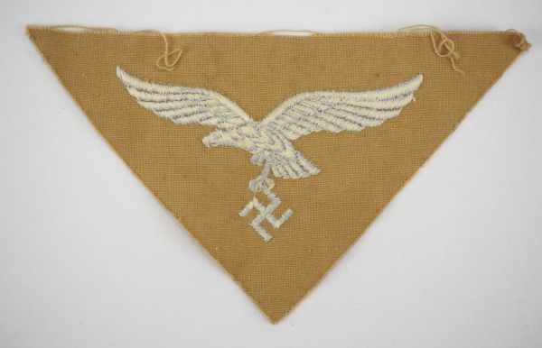 4.2.) Effekten / Ausrüstung Luftwaffe: Adler für das Tropenhemd.Brunes Tuch, Maschinenstickerei. - Image 2 of 2