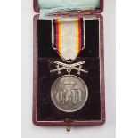 1.1.) Kaiserreich (bis 1933) Waldeck: Silberne Verdienstmedaille, mit Schwertern, im Etui.Silber,