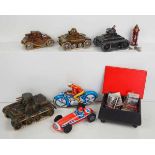 7.3.) Spielzeug Sammlung Blechspielzeug.3 Panzer (je mit Schlüssel); Sportwagen; Motorrad; dazu