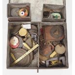 2.2.) Welt Kiste aus einer Ordenswerkstatt.Rohlinge, Werkzeuge sowie Teile davon. Interessantes