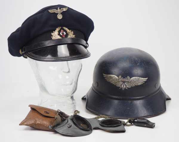 4.1.) Uniformen / Kopfbedeckungen HJ: Luftschutzhelm und Schirmmütze.1.) Luftschutzhelm: Emblem