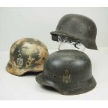 4.1.) Uniformen / Kopfbedeckungen Wehrmacht: 3 Stahlhelme.Alle Helme jeweils überarbeitet.Zustand: