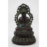 7.1.) Historica Bronze Buddha.Sitzender Buddha auf Lotusblüte. Bronze grünlich patiniert, hohl