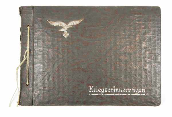 3.2.) Fotos / Postkarten Fotoalbum einer Luftwaffeneinheit.Brauner Einband, aufgelegter