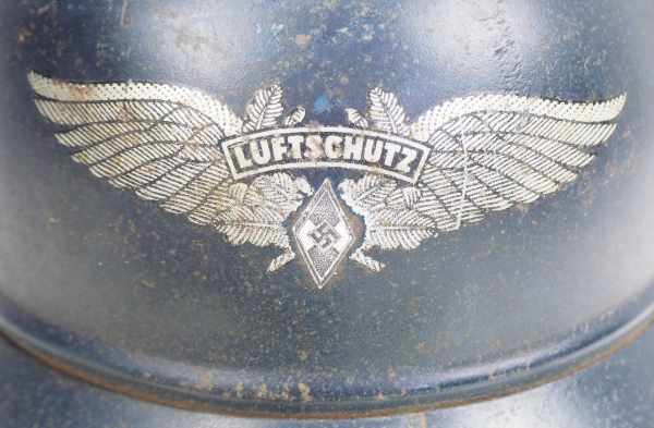 4.1.) Uniformen / Kopfbedeckungen HJ: Luftschutzhelm und Schirmmütze.1.) Luftschutzhelm: Emblem - Image 2 of 5
