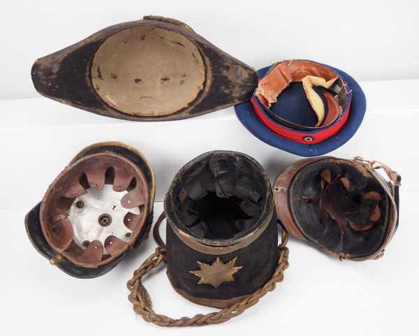 4.1.) Uniformen / Kopfbedeckungen Preussen: Fünf Kopfbedeckungen.Tschako, Pickelhauben, Mützen - - Image 2 of 2