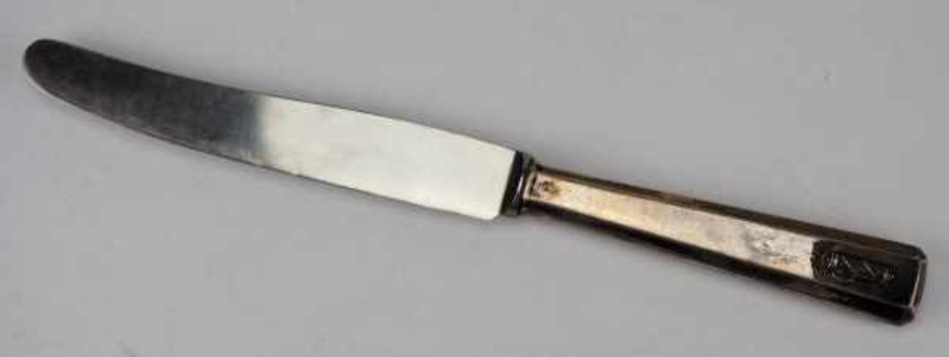 4.2.) Effekten / Ausrüstung Italien: Messer mit aufgelegtem Liktorenbündel.Heft Silber, - Image 2 of 3