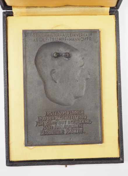 4.4.) Patriotisches / Reservistika / Dekoratives Plakette Adolf Hitler, im Etui.Gussplakette, - Image 2 of 2