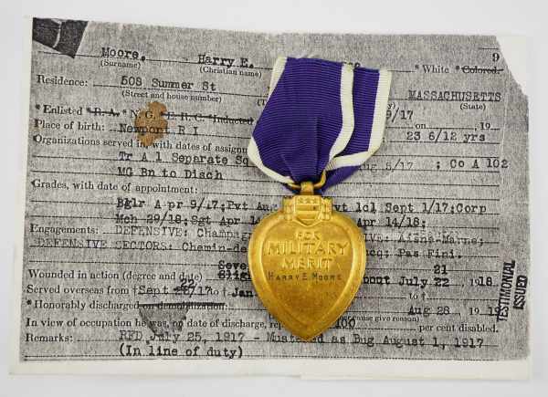 2.2.) Welt USA: Purple Heart mit Verleihungsnummer und Namensgravur für "HARRY E. MOORE".Purple