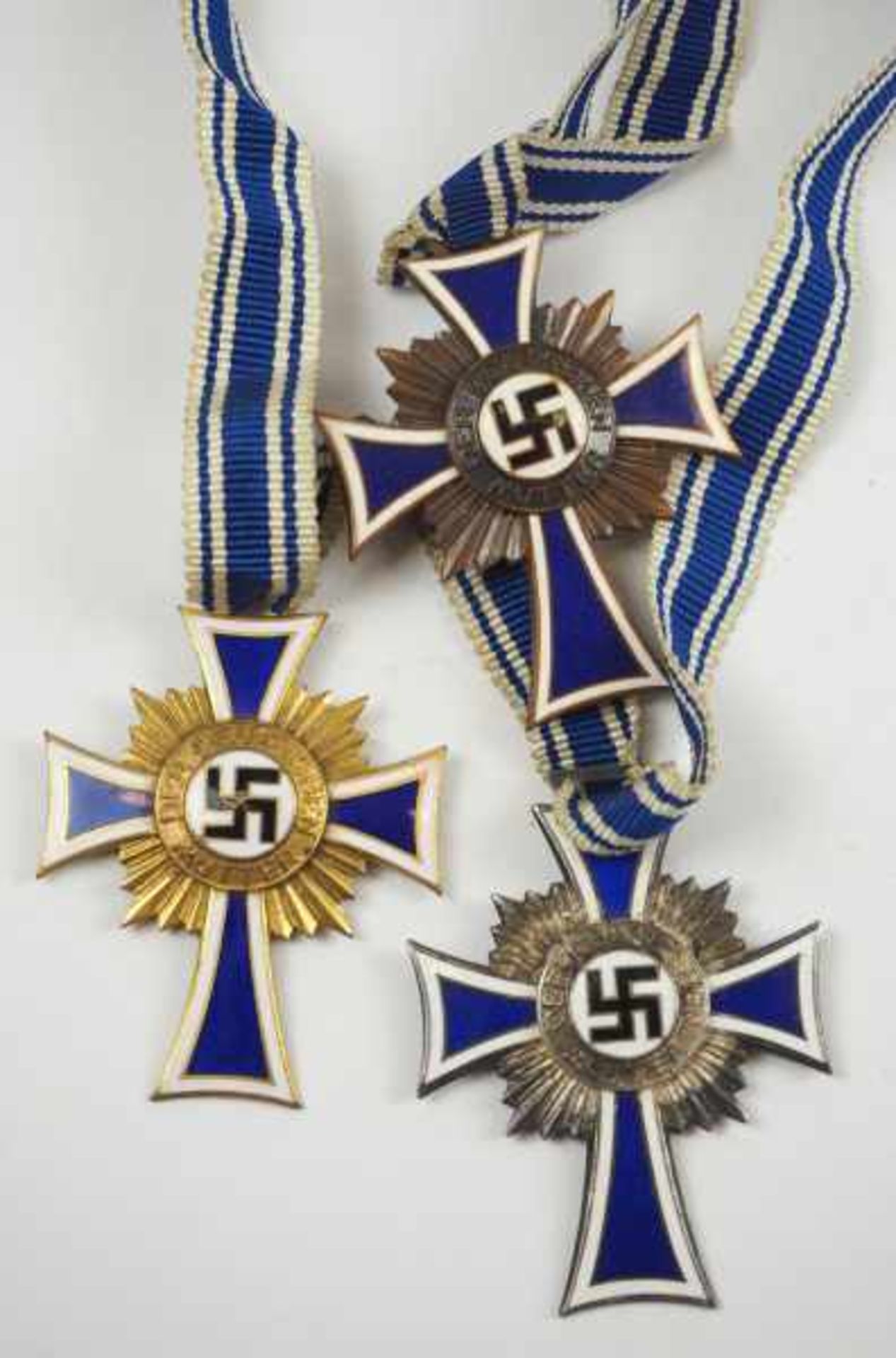 0.3.) Militaria 3. Reich: Ehrenkreuze der Deutschen Mutter, Gold - Silber - Bronze.Je emailliert, am