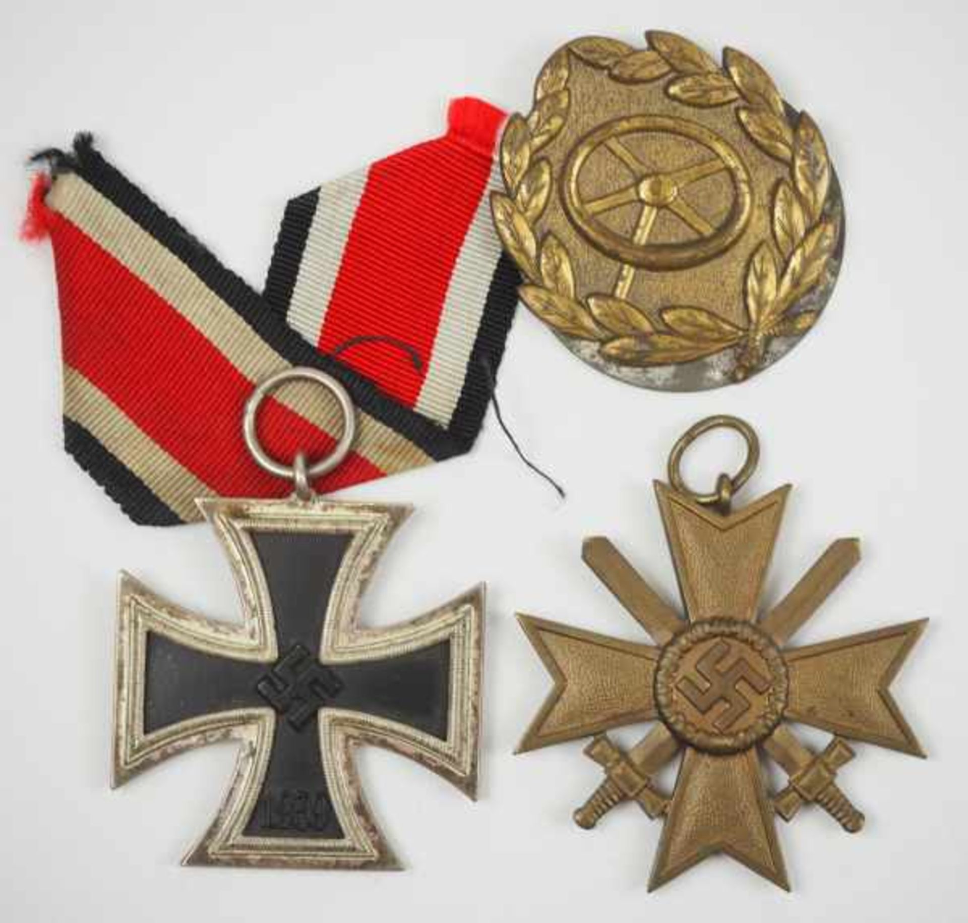 0.3.) Militaria 3. Reich: Nachlass mit 3 Auszeichnungen.1.) Eisernes Kreuz, 1939, 2. Klasse; 2.)