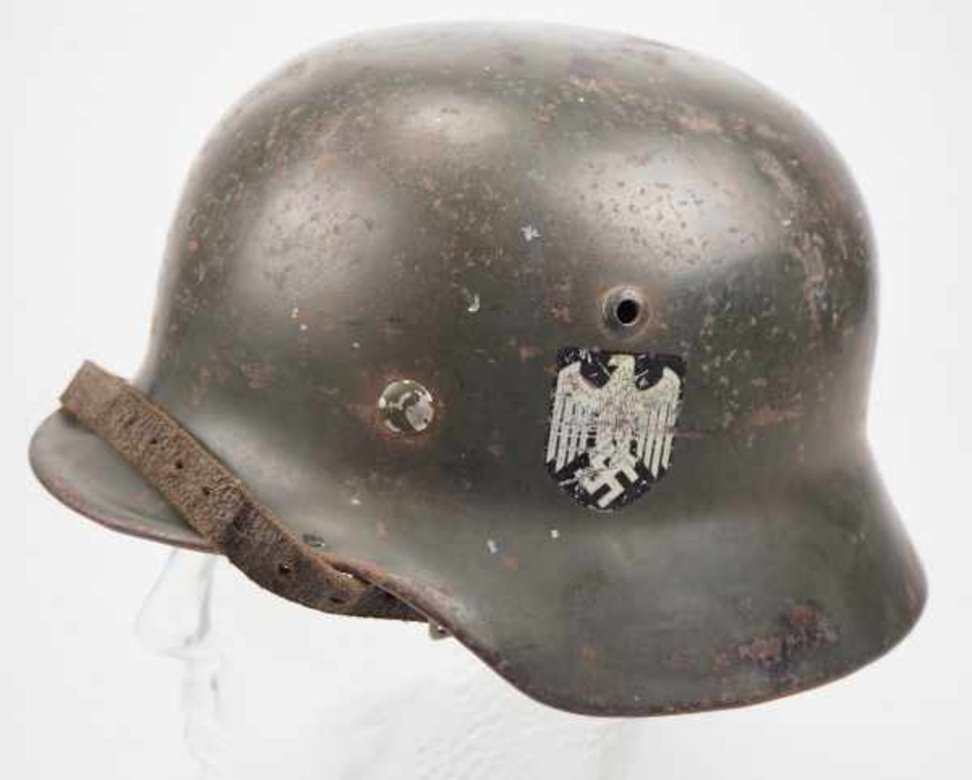 0.3.) Militaria 3. Reich: Wehrmacht Stahlhelm M35 mit Doppelemblem.Dunkelgrüner Originallack,