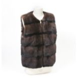 QUENTIN VERON - Gilet zippé en Vison mahogany et Vison dark, travail horizontal [...]