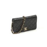 CHANEL circa 1998 - Petit sac 19cm en cuir agneau matelassé noir, fermeture [...]