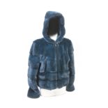 Anonyme - Veste zippée à capuche double fourrure en Vison lustré bleu, travail [...]