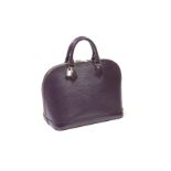 Louis VUITTON année 2008 - Sac "Alma PM" 31cm en cuir épi cassis, attaches et [...]