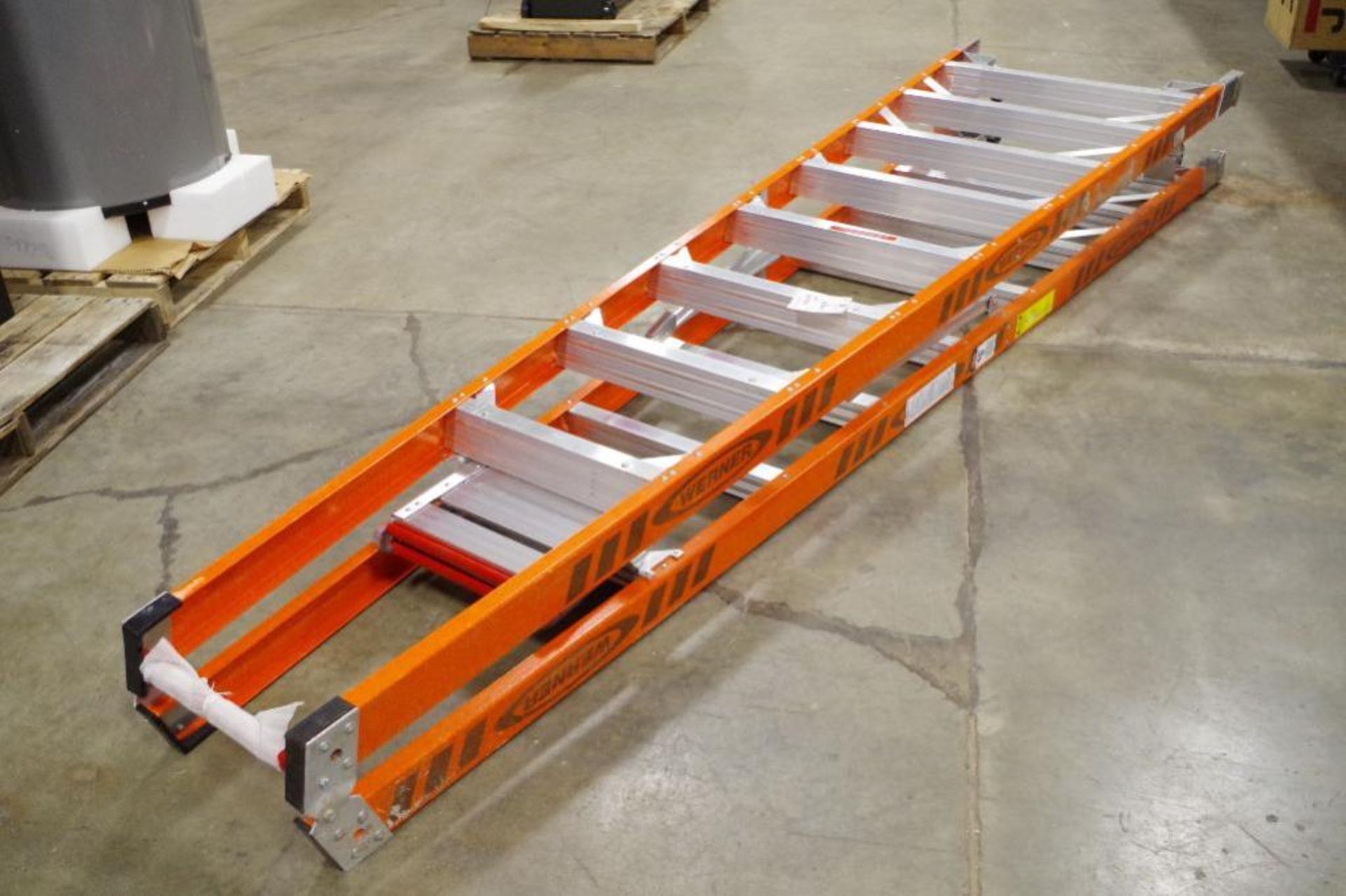 WERNER 8' 300 lb. Fiberglass Step Ladder w/ Spring Mounted Casters M/N PT7408-4C Mk5 - Image 3 of 6