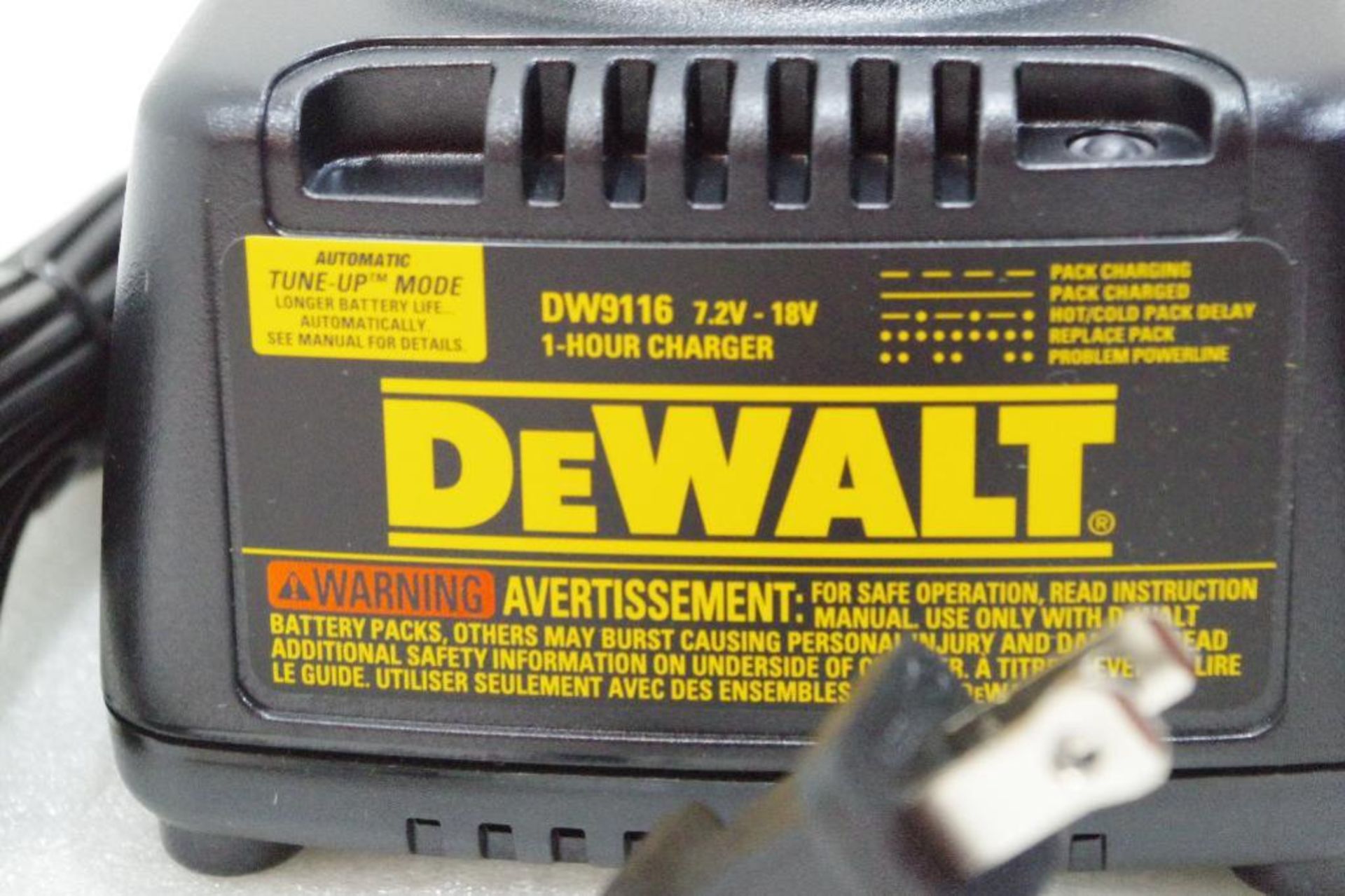 (2) NEW DEWALT 18V Batteries & Charger, Made in USA - Image 2 of 3