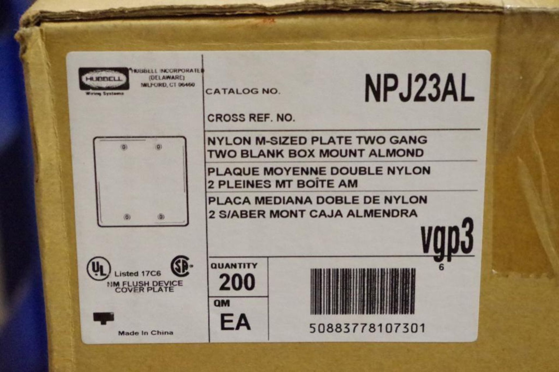 (4) NEW Cases HUBBELL Nylon M-Sized Plate Two Gang Two Blank Box Mount Almond (4 Cases of 200) - Image 2 of 4