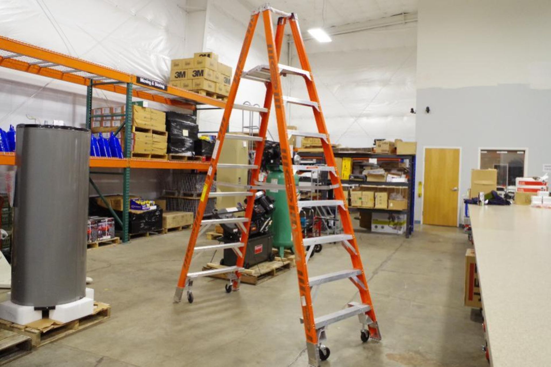 WERNER 8' 300 lb. Fiberglass Step Ladder w/ Spring Mounted Casters M/N PT7408-4C Mk5