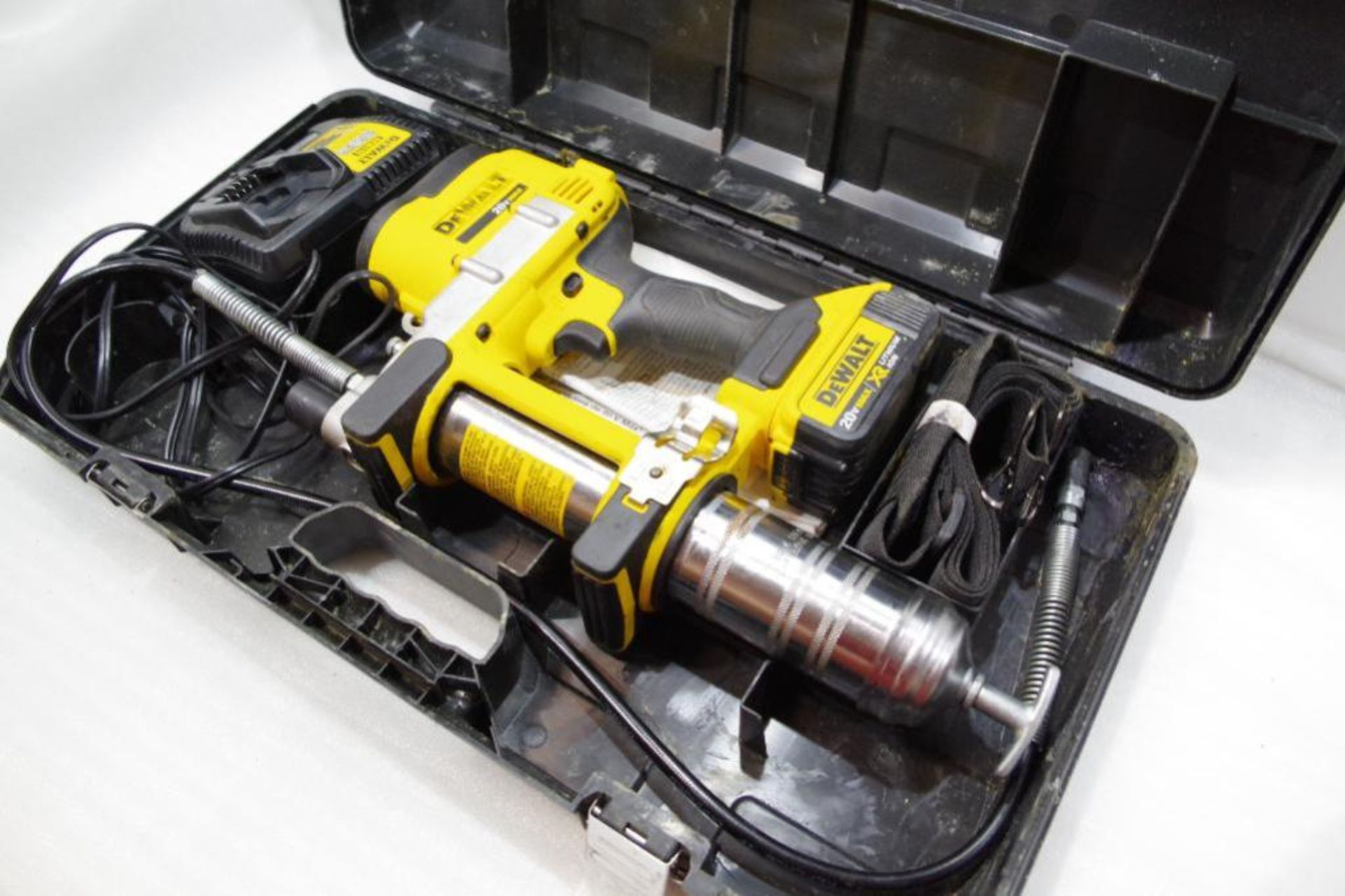 DEWALT 20V Cordless Grease Gun w/ Battery, Charger & Case, M/N DCGG571 - Image 2 of 5