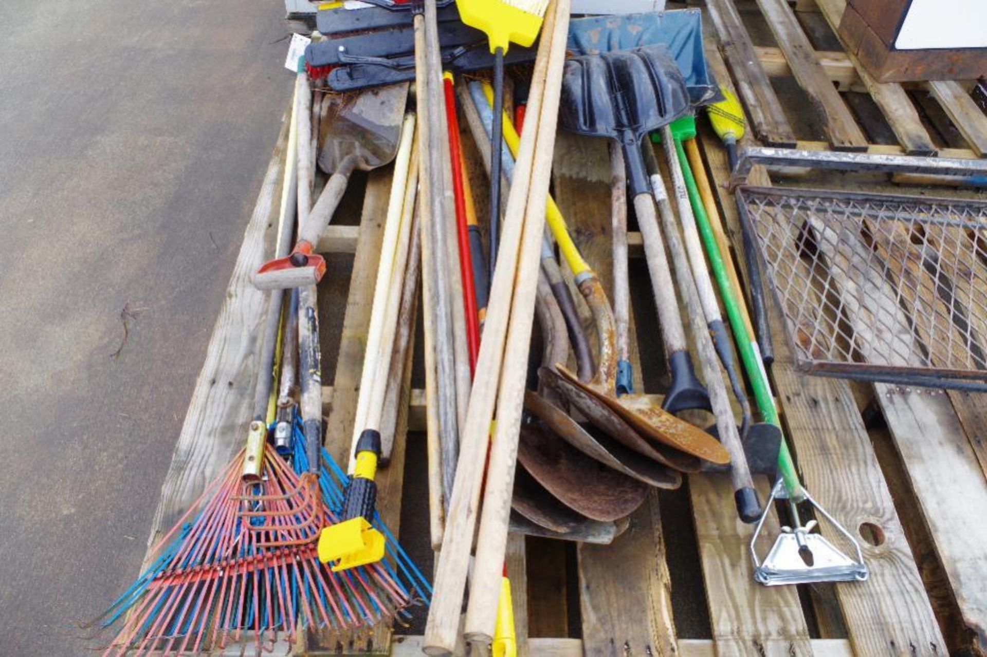 (QTY) Pallet of Misc. Shovels, Rakes, Hoes, Brooms & More - Image 3 of 5