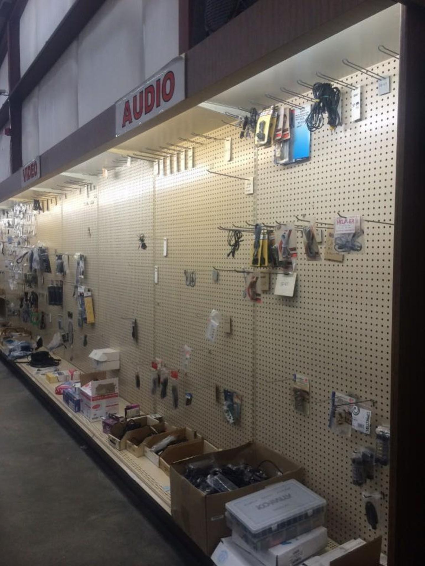 4' Wide Displays, Disassembled, Enough to cover 272' of Wall - Image 5 of 18