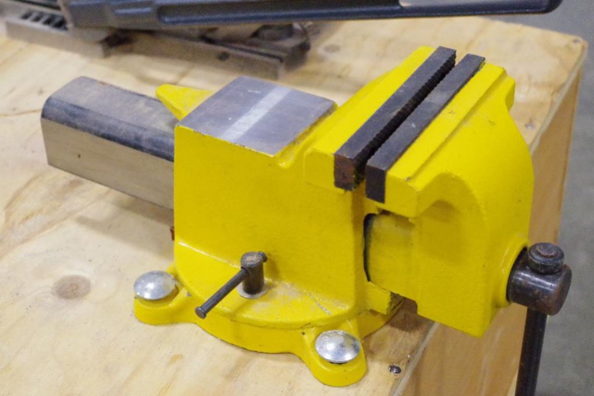 (4) Piece Wood Working Station: CRAFTSMAN Belt Sander, GRIZZLY Miter Trimmer, 5" Vise & Rolling Cart - Image 6 of 7