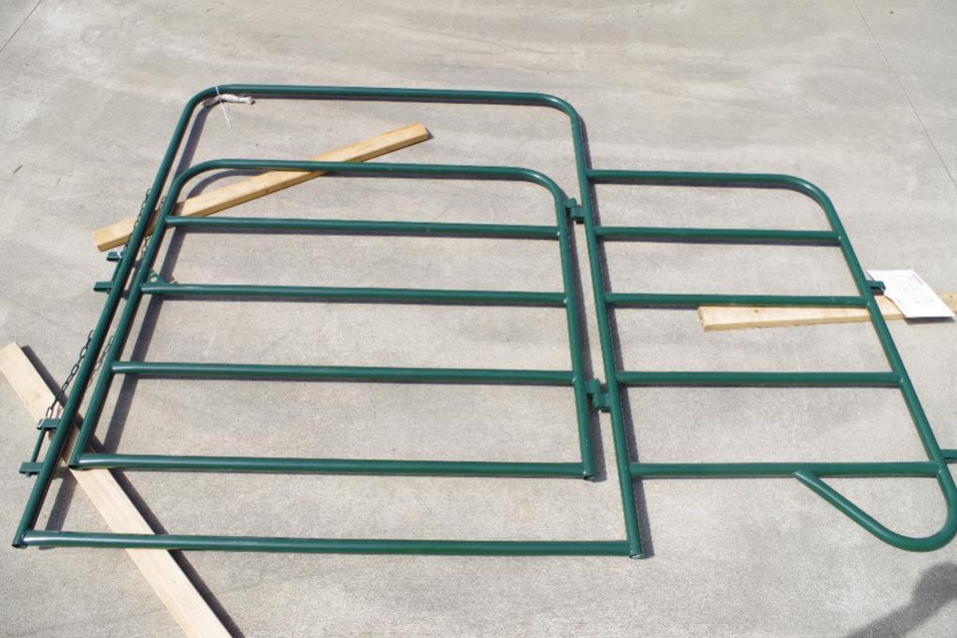 UNUSED Heavy Duty 5.5' x 9.5' Powder Coated Corral Gate - Image 3 of 3