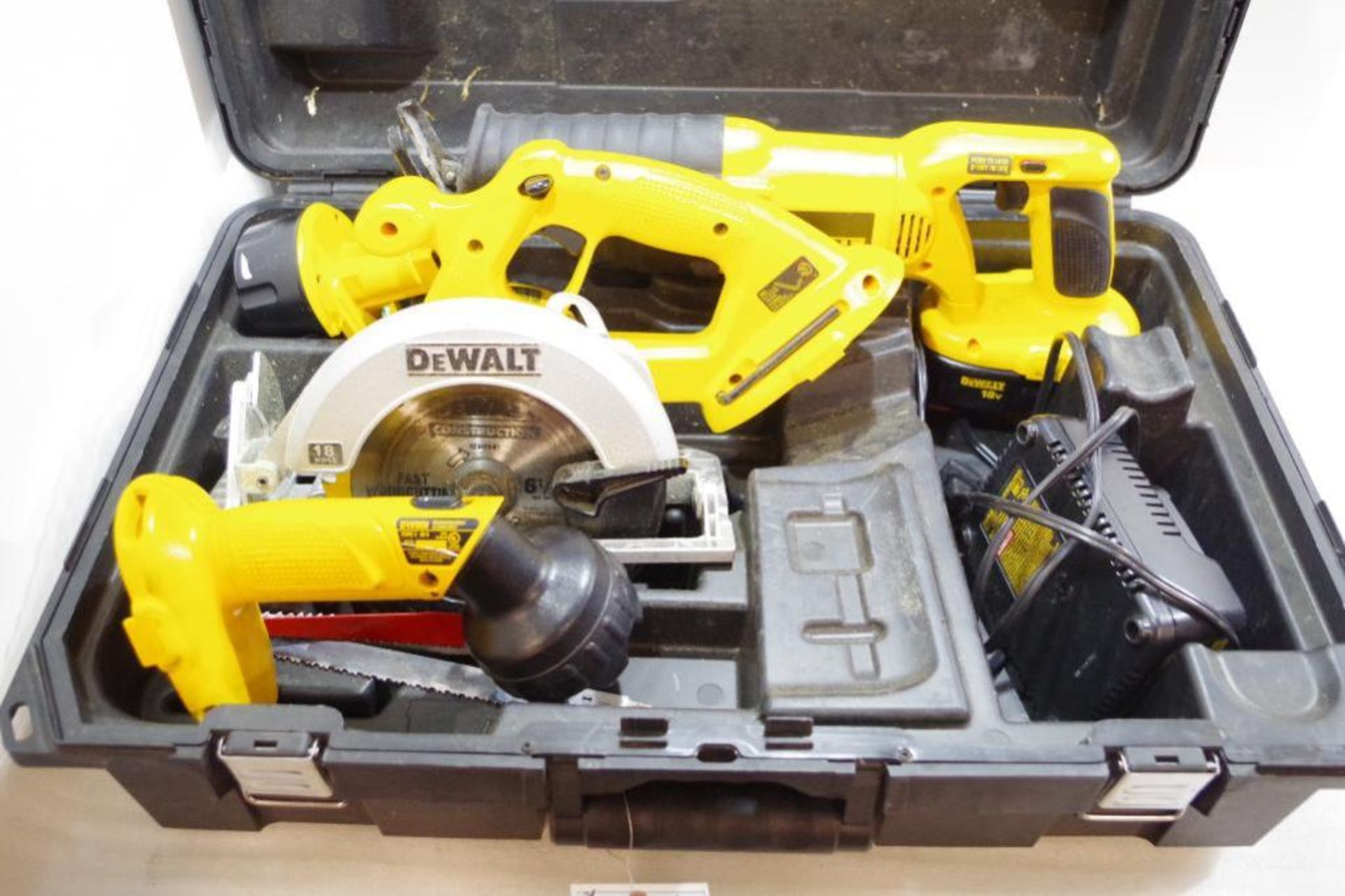 [6] DEWALT 18V Tools & Accessories: 6-1/2" Circular Saw, VS Reciprocating Saw, Flushlight, (2) Batte - Image 5 of 6