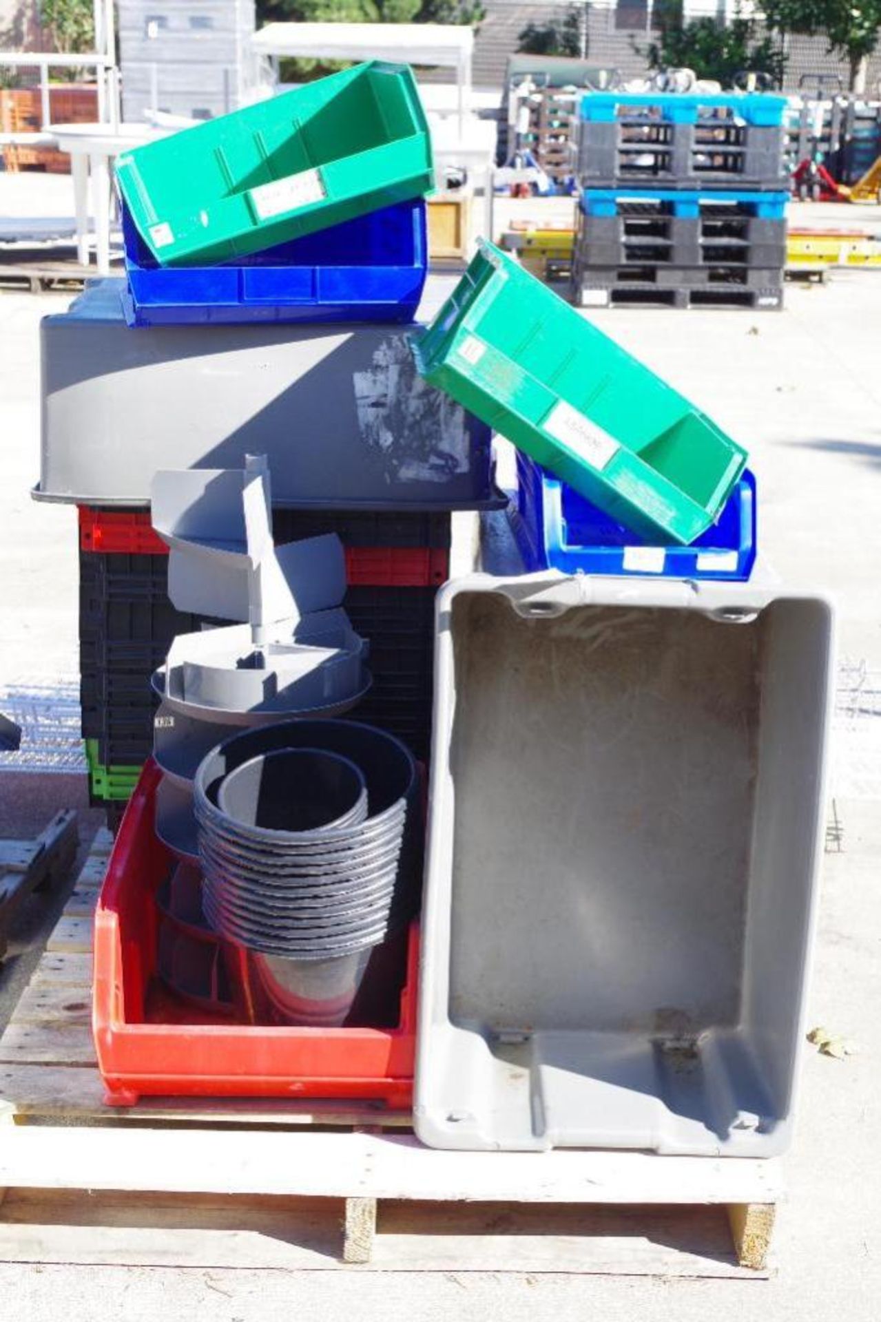 [QTY] Pallet of Plastic Bins, Buckets & Trays - Image 4 of 4