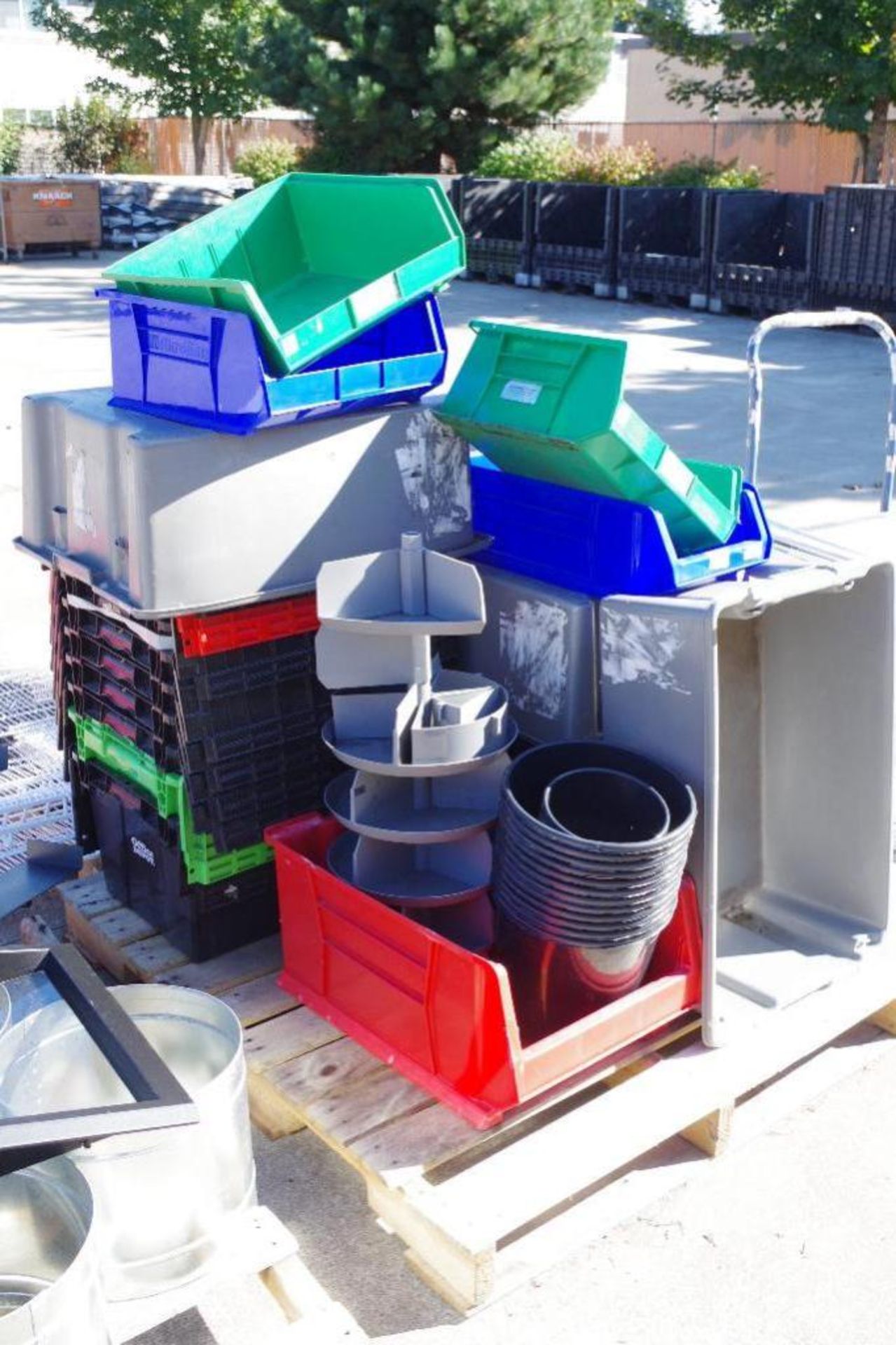 [QTY] Pallet of Plastic Bins, Buckets & Trays - Image 3 of 4