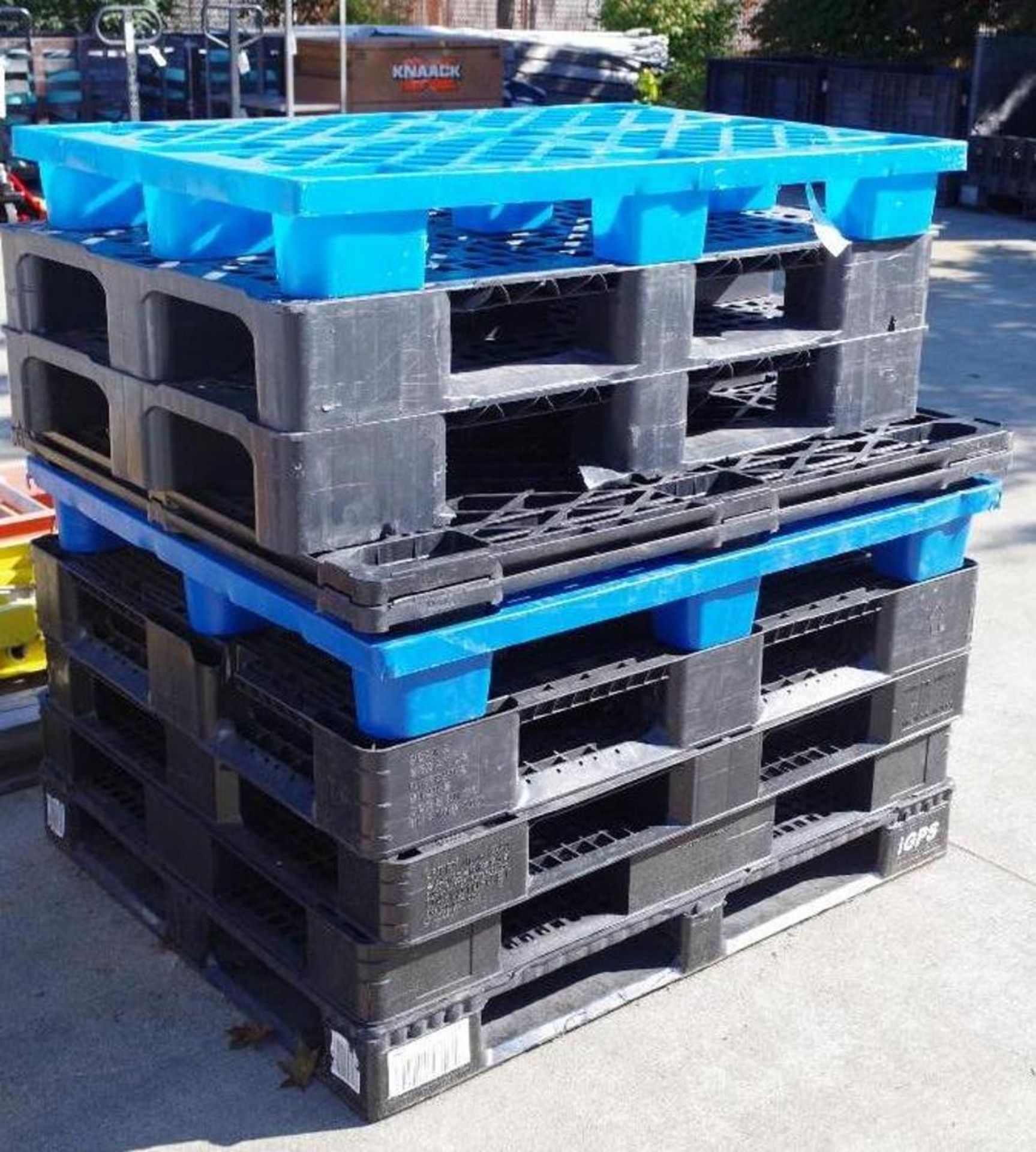 [QTY] Stack of Plastic Cargo Pallets, Size, Color & Style May Vary