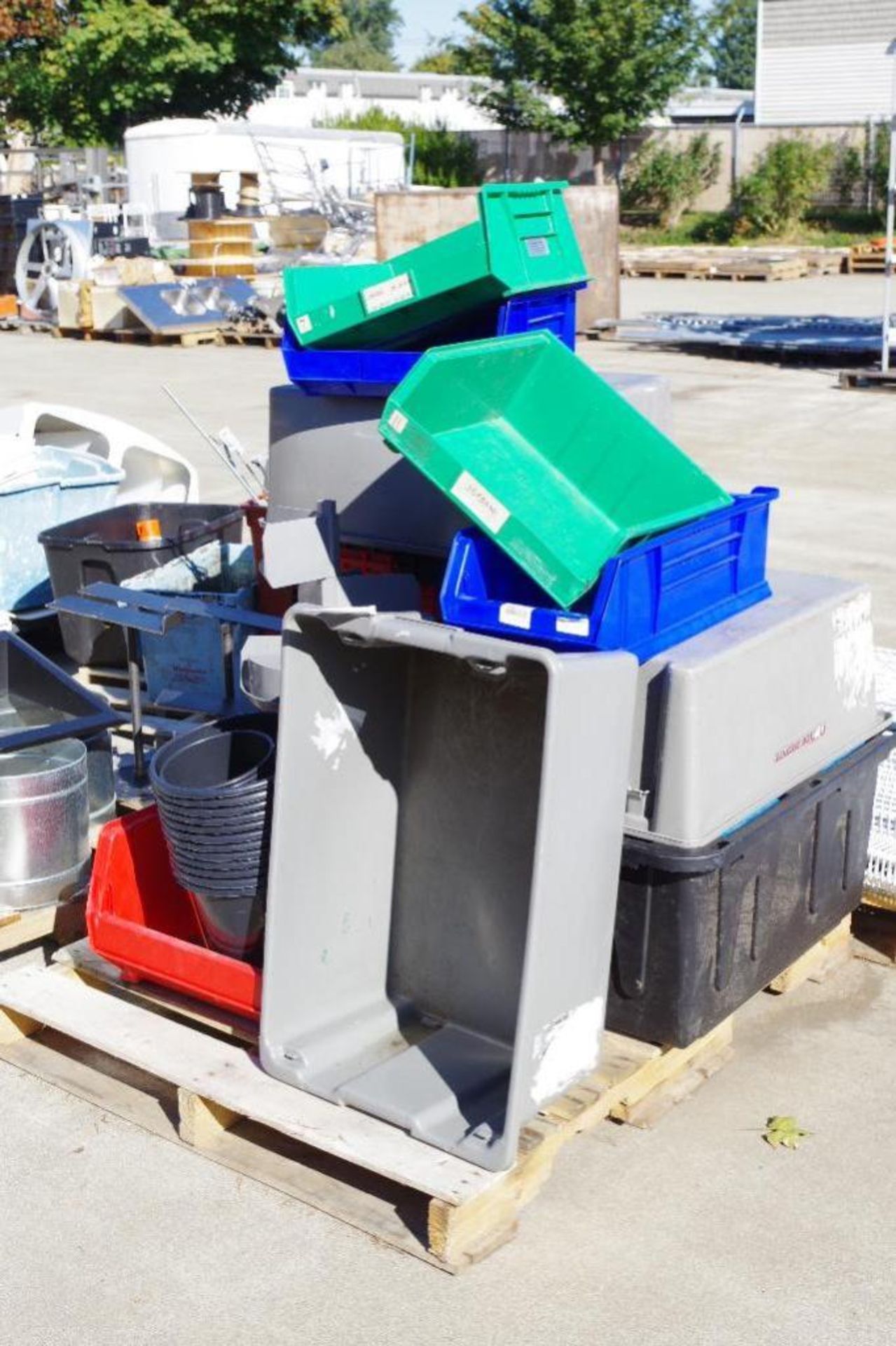 [QTY] Pallet of Plastic Bins, Buckets & Trays - Image 2 of 4