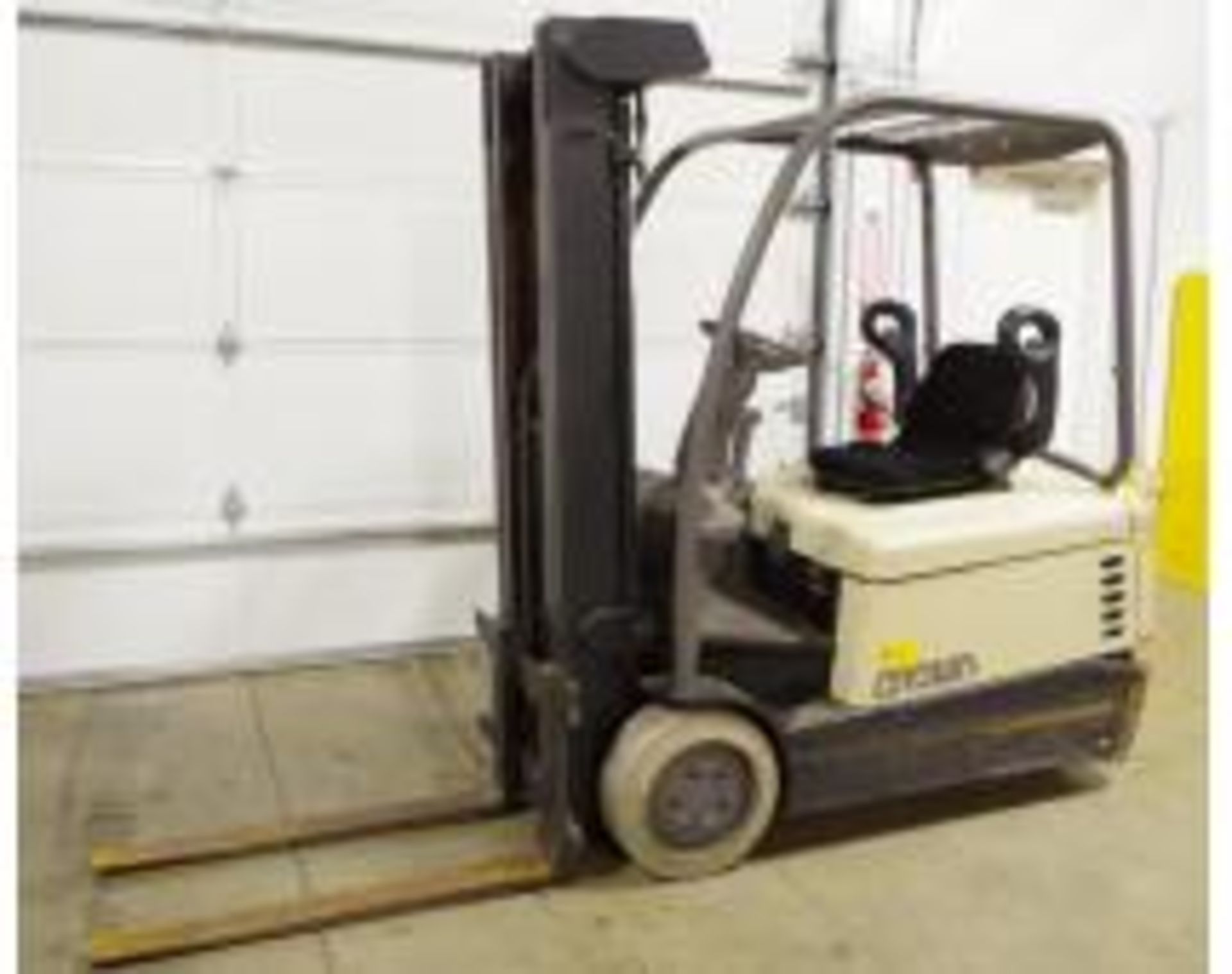 CROWN SC 4000 Series 3-Wheel Electric Sit Down Forklift w/ Charger (see description)