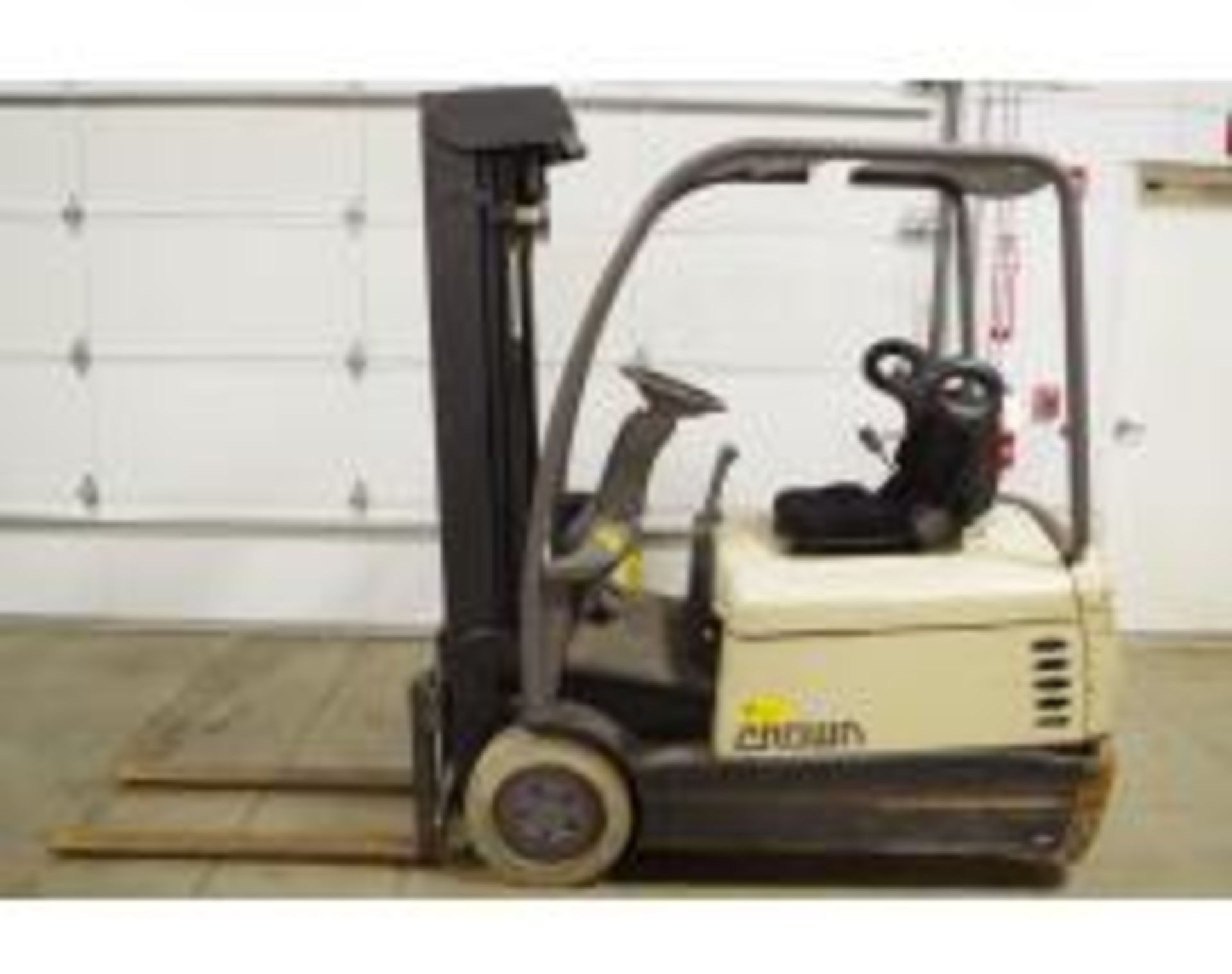 CROWN SC 4000 Series 3-Wheel Electric Sit Down Forklift w/ Charger (see description) - Image 6 of 14