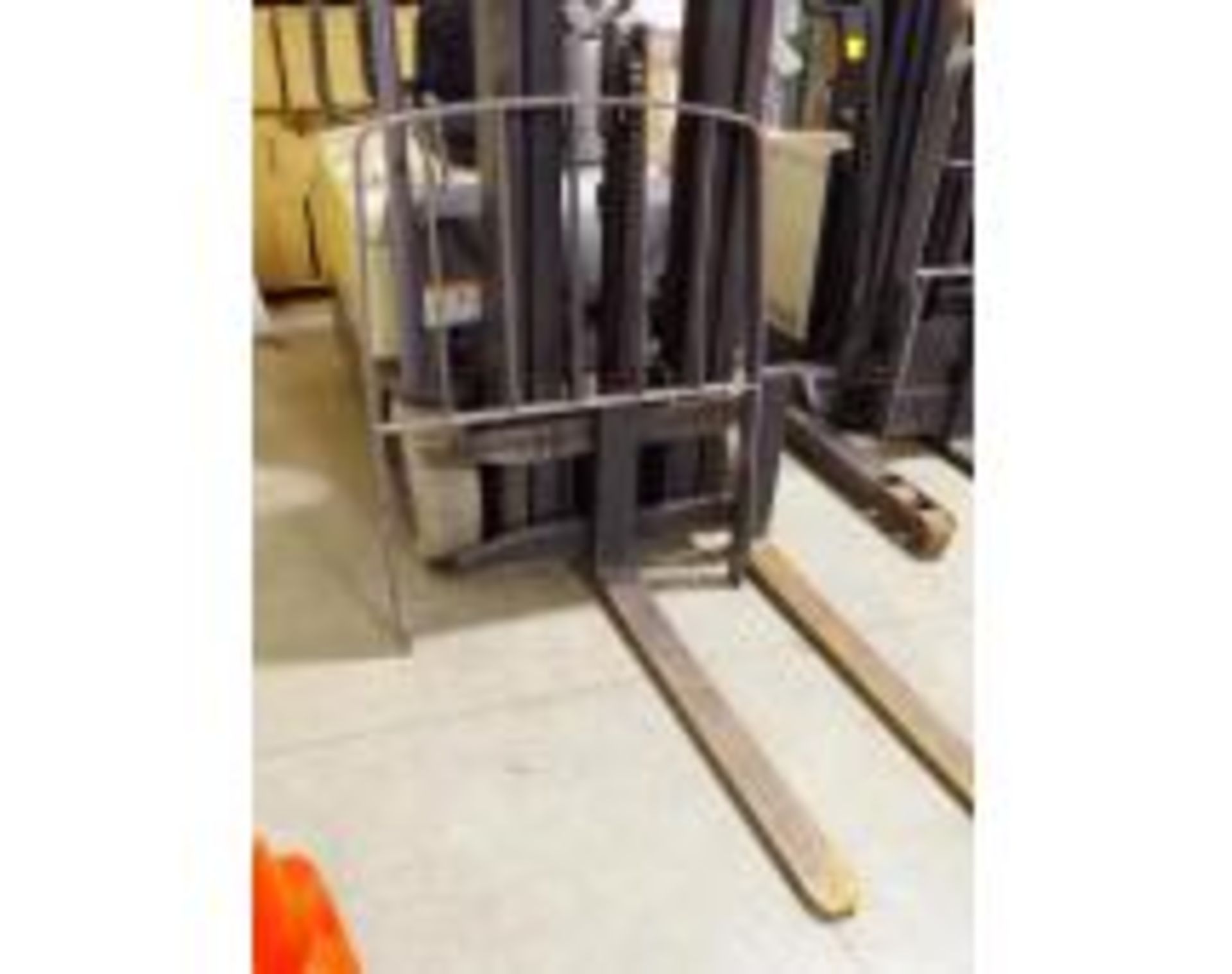 CROWN SC 4000 Series 3-Wheel Electric Sit Down Forklift w/ Charger (see description) - Image 3 of 14