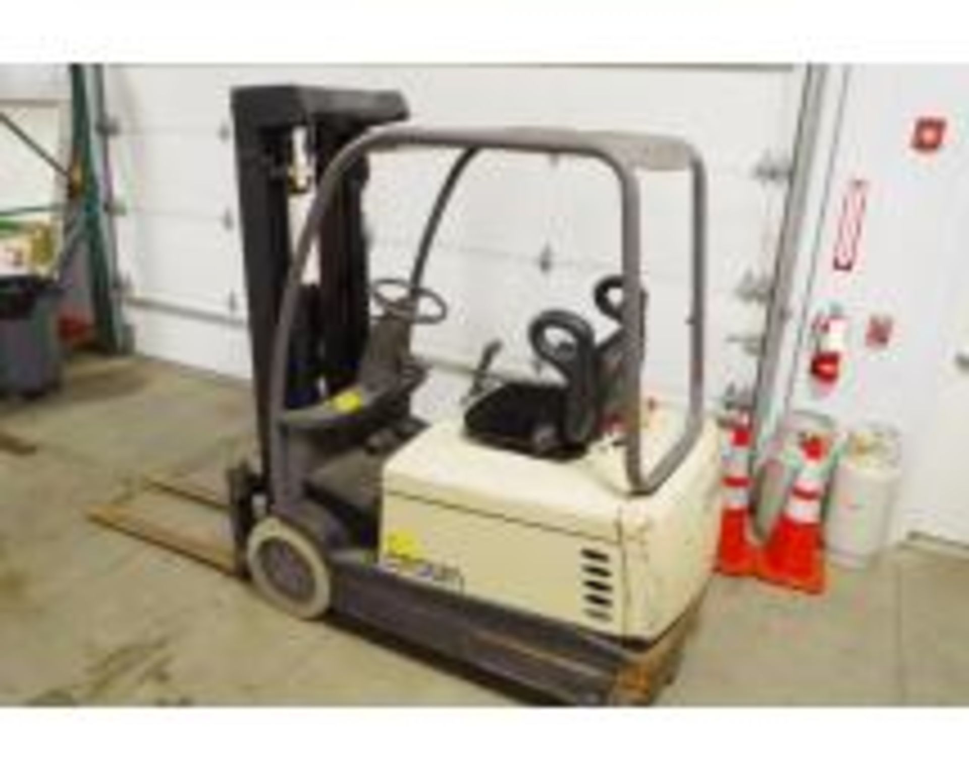 CROWN SC 4000 Series 3-Wheel Electric Sit Down Forklift w/ Charger (see description) - Image 7 of 14