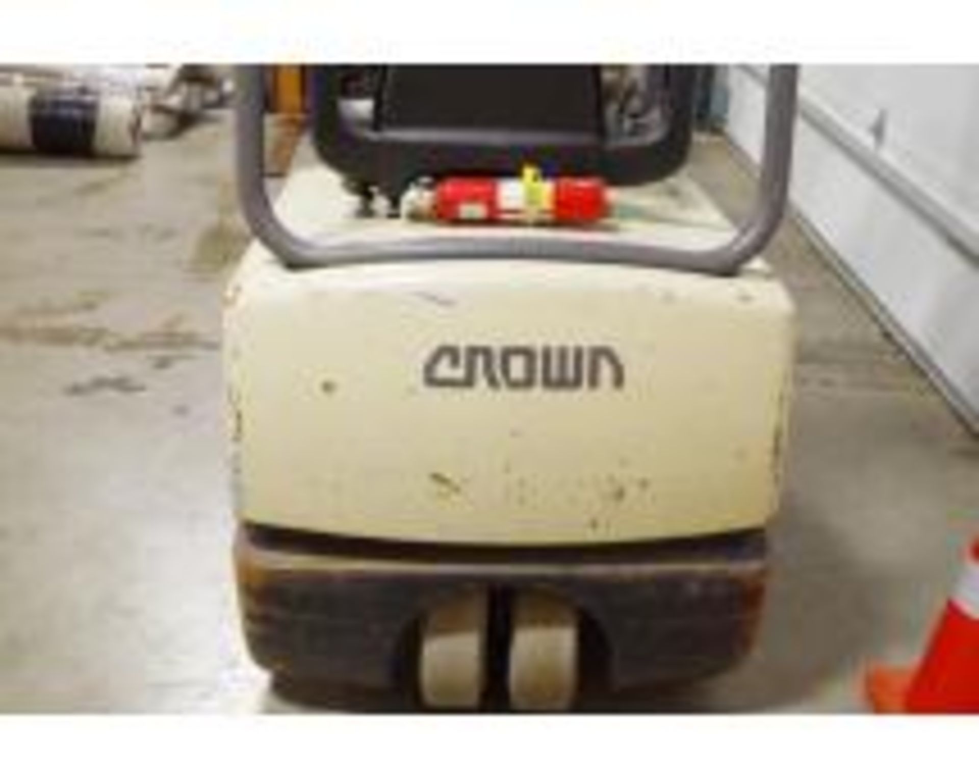 CROWN SC 4000 Series 3-Wheel Electric Sit Down Forklift w/ Charger (see description) - Image 8 of 14